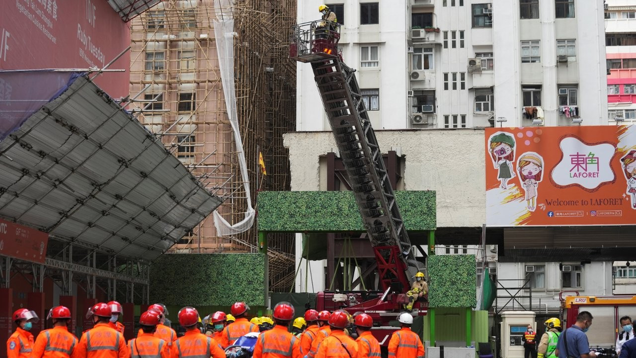 Hong Kong'da yangın: 350 kişi AVM'nin çatısında mahsur kaldı