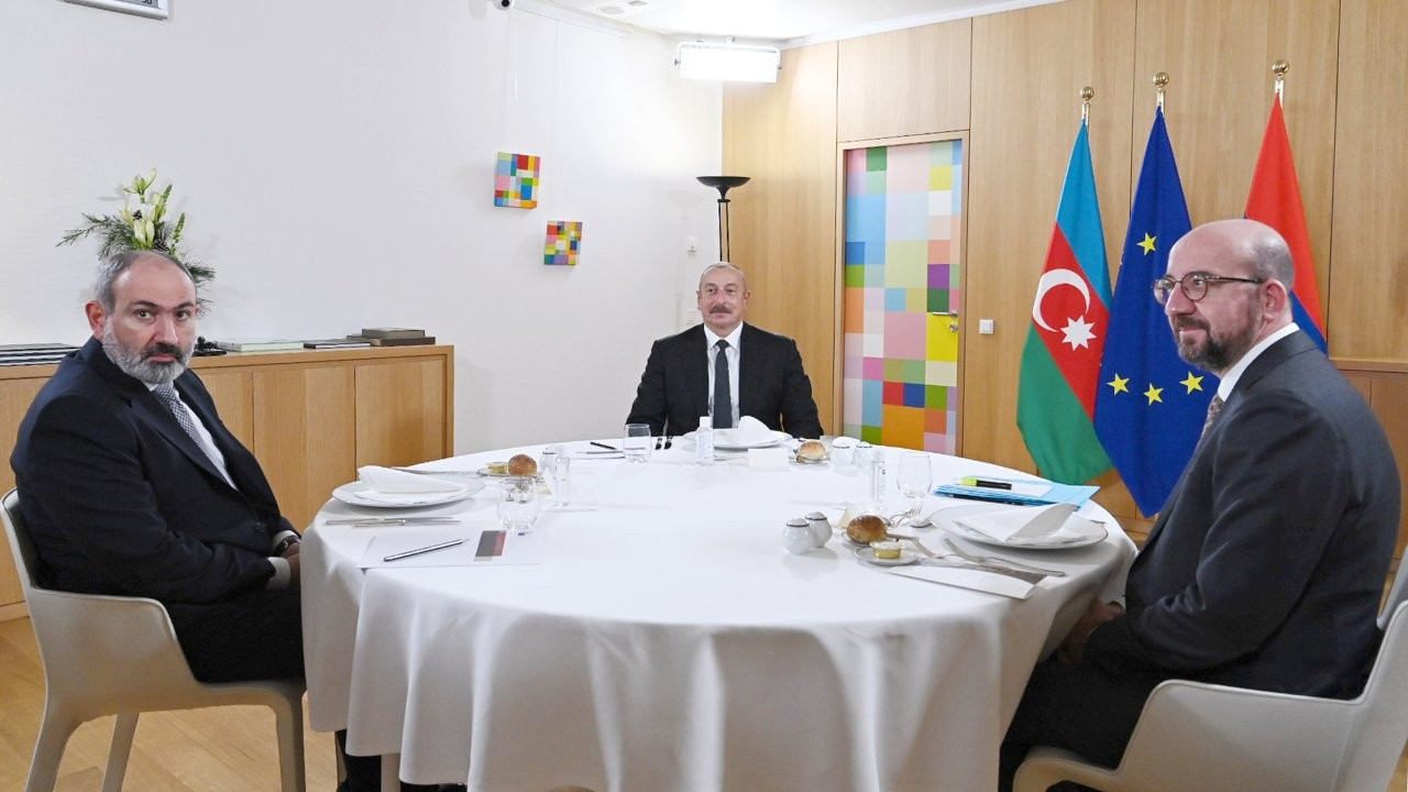 Michel, Aliyev ve Paşinyan üçlü görüşmede bir araya geldi