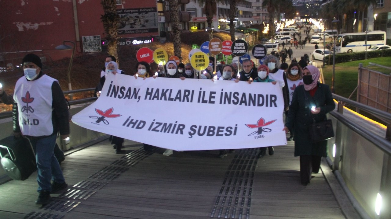 İHD İzmir'de yürüyüş düzenledi: İnsan haklarına saygıyı yükseltmeye devam edeceğiz