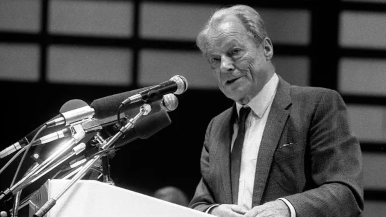 Der Spiegel: Eski Almanya Başbakanı Willy Brandt ABD istihbaratı için 4 yıl muhbirlik yaptı