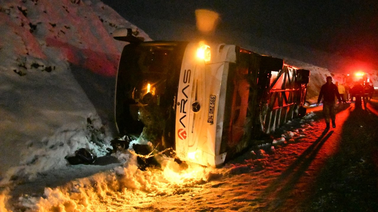 Kars-Erzurum kara yolunda otobüs devrildi: 4 ölü, 25 yaralı