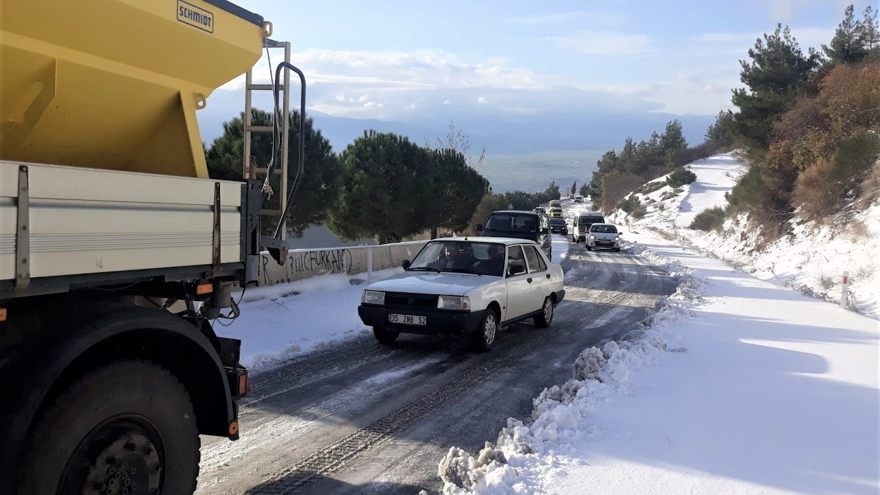 İzmir'in yükseklerine yağan kar sürücüleri yolda bıraktı