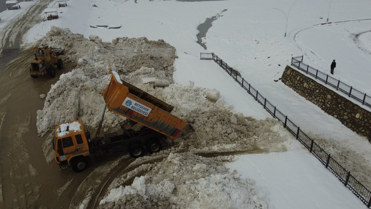 Beyşehir Gölü'ne kamyonlarla kar dökülüyor