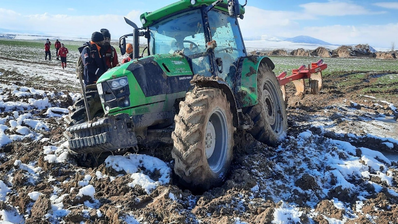 Kayıp çiftçinin traktörü çamura saplanmış olarak bulundu