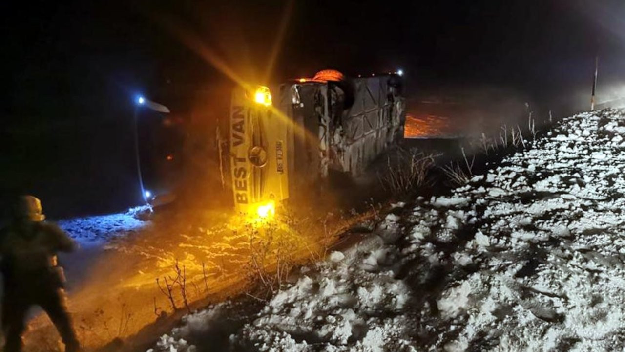 Van-Bitlis kara yolunda iki yolcu otobüsü devrildi: 24 yaralı