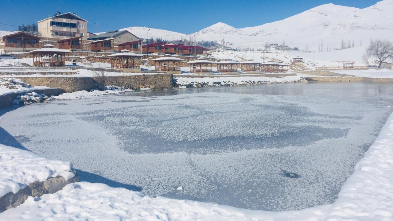 Tufanbeyli'de göl ve akarsular dondu