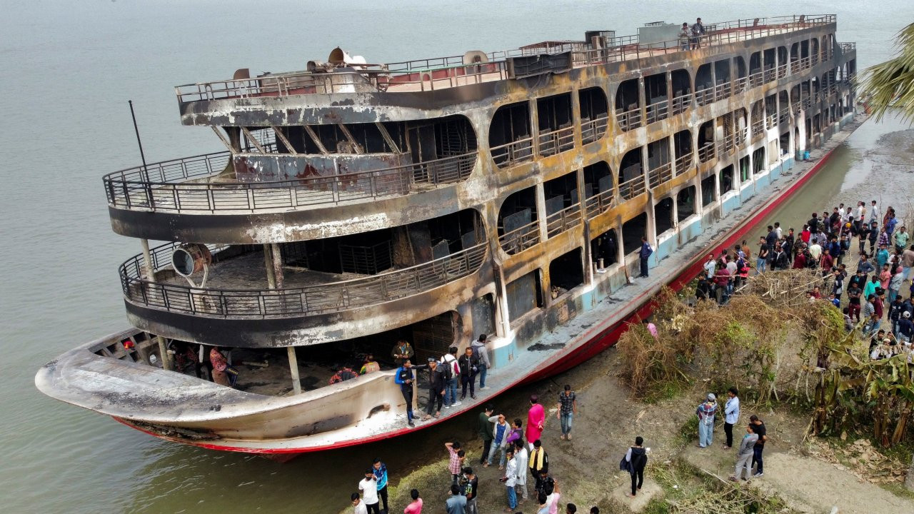 Bangladeş'te feribot yandı: En az 37 kişi öldü