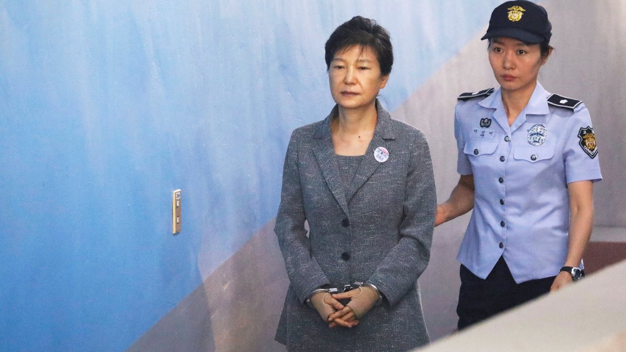 Yolsuzluk nedeniyle hapis yatan eski Güney Kore liderine af