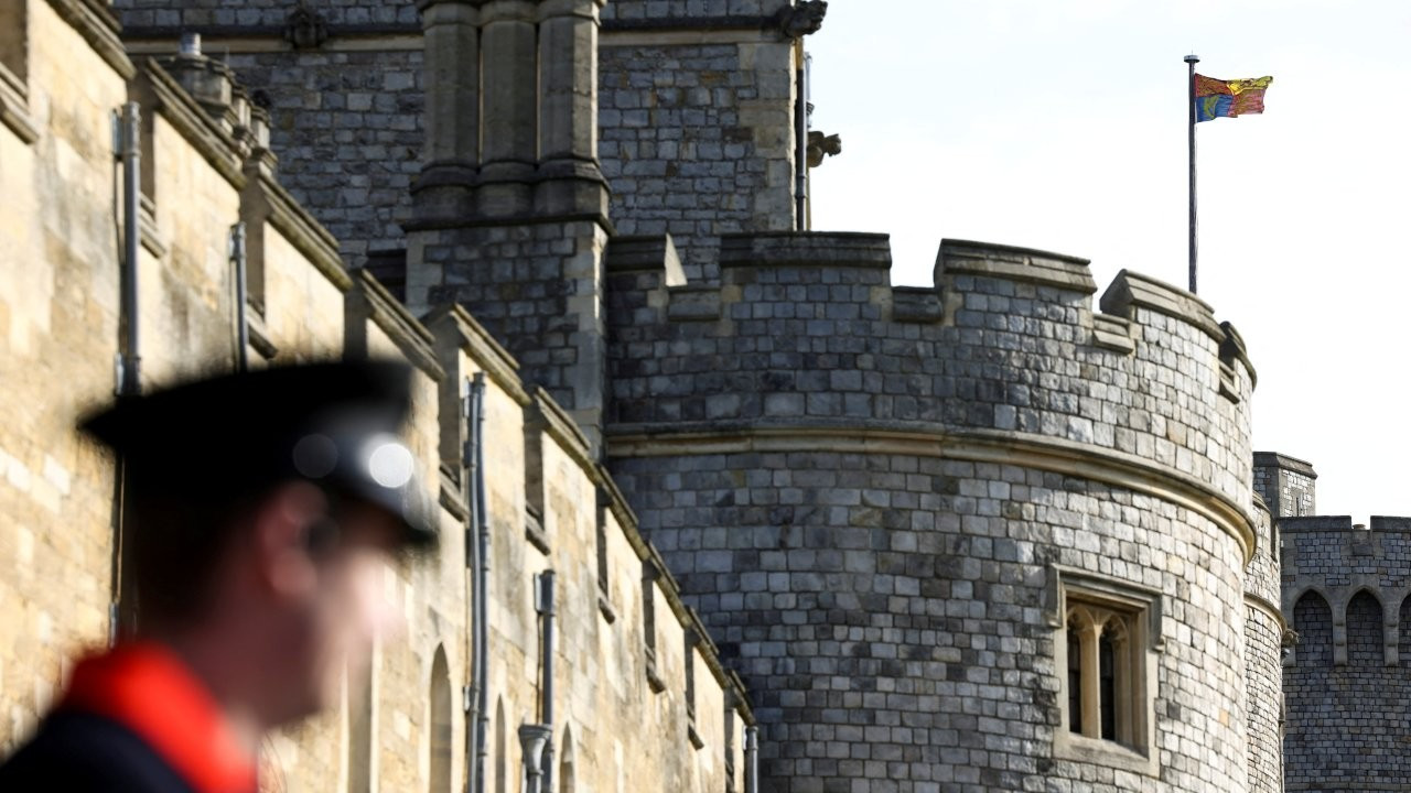 Kraliçe'nin bulunduğu kaleye girmeye çalışan silahlı kişi yakalandı