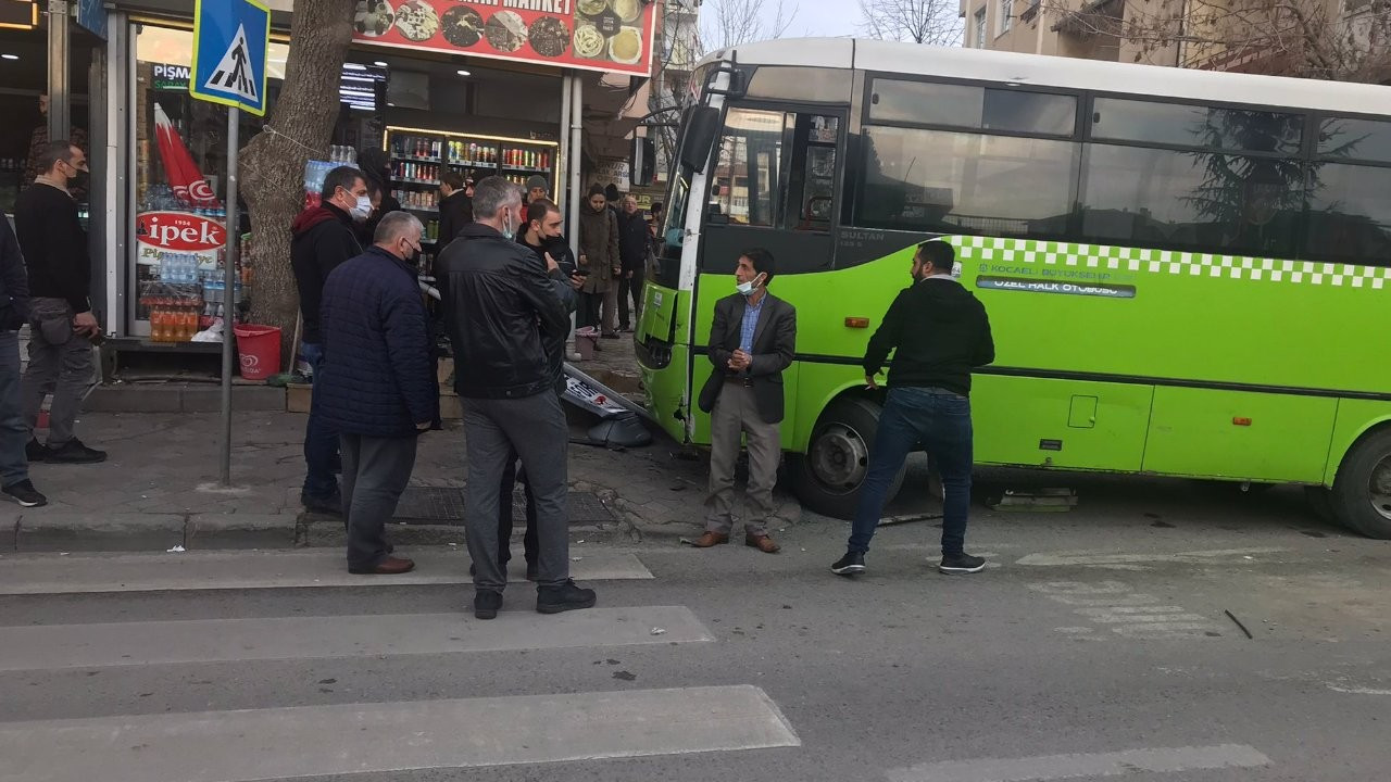 Halk otobüsü durakta bekleyenlere çarptı