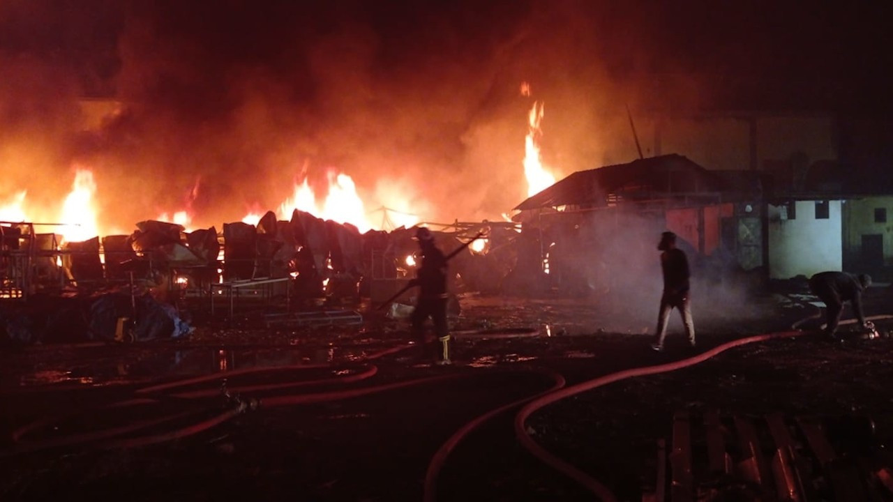 Düzce’de mobilya fabrikasında yangın: 20 işçi hastaneye kaldırıldı