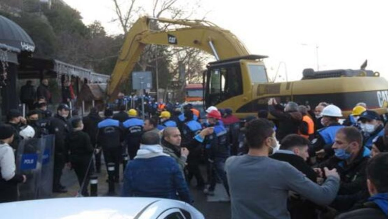 Üsküdar'da kafe yıkımları: Zabıta ve çevik kuvvet çalışanlara saldırdı