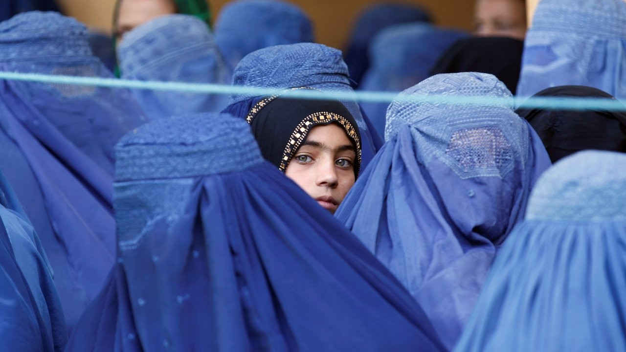 Taliban'dan kadınlara yalnız seyahat için 72 kilometre yasağı
