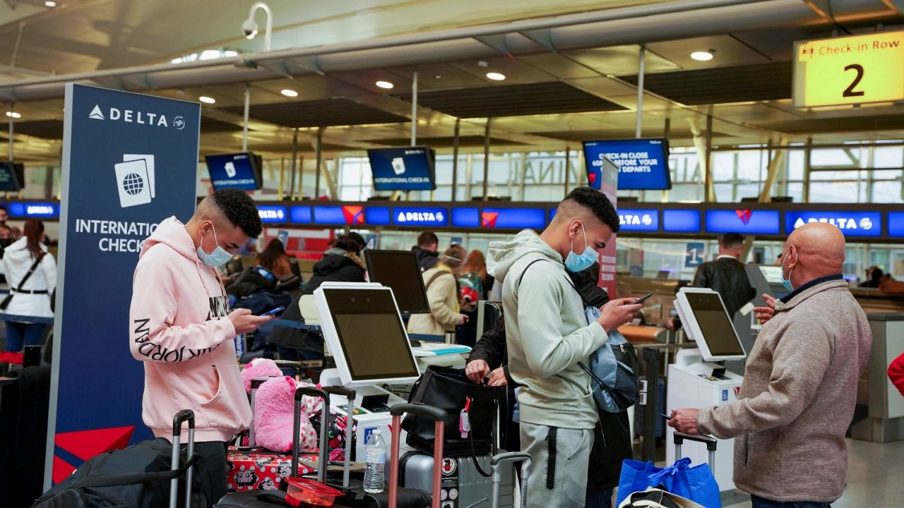 Seyahatte Omicron kaosu sürüyor: Yüzlerce uçuş iptal