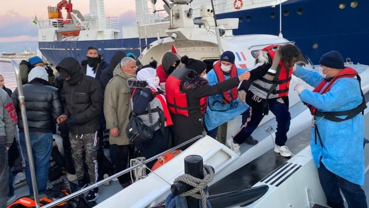 İzmir ve Aydın açıklarında 102 mülteci kurtarıldı