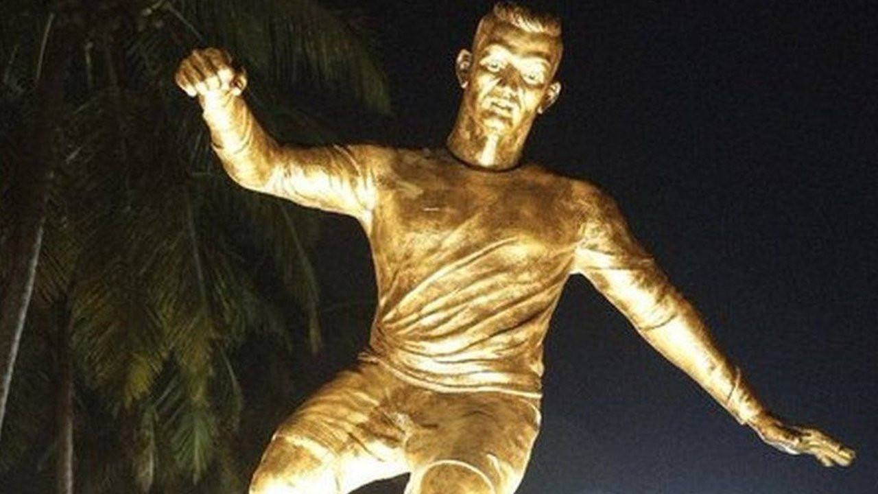 Cristiano Ronaldo heykeli Hindistan'ı böldü