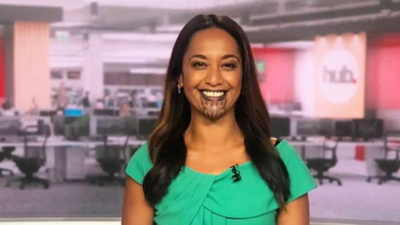 Kadın spiker, Maori yüz dövmesi ile haber programı sundu