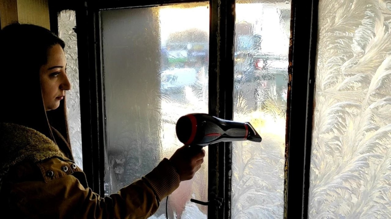 Kars'ta esnaf buz tutan camları saç kurutma makinesiyle ısıttı