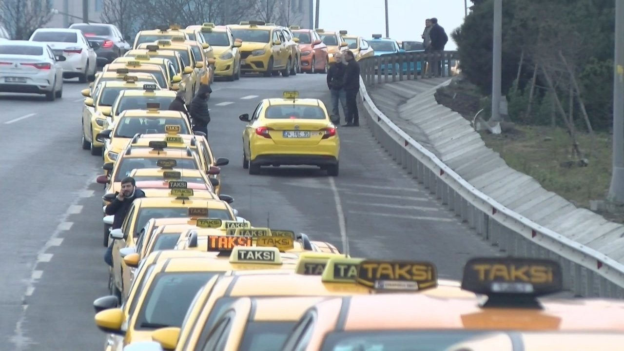 İstanbul'da ulaşım zammının ardından taksimetre kuyruğu