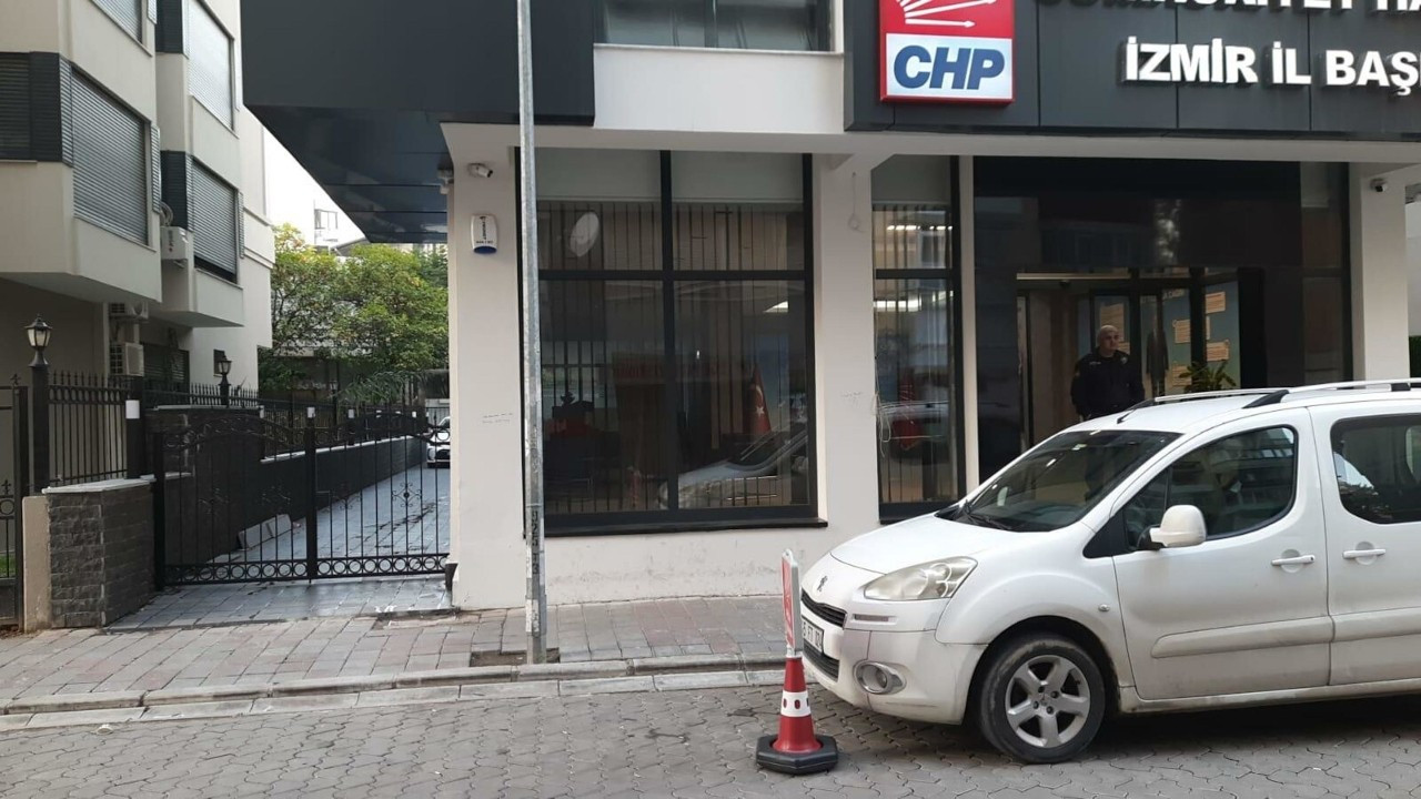 CHP İzmir il binasına 'gamalı haç' çizildi