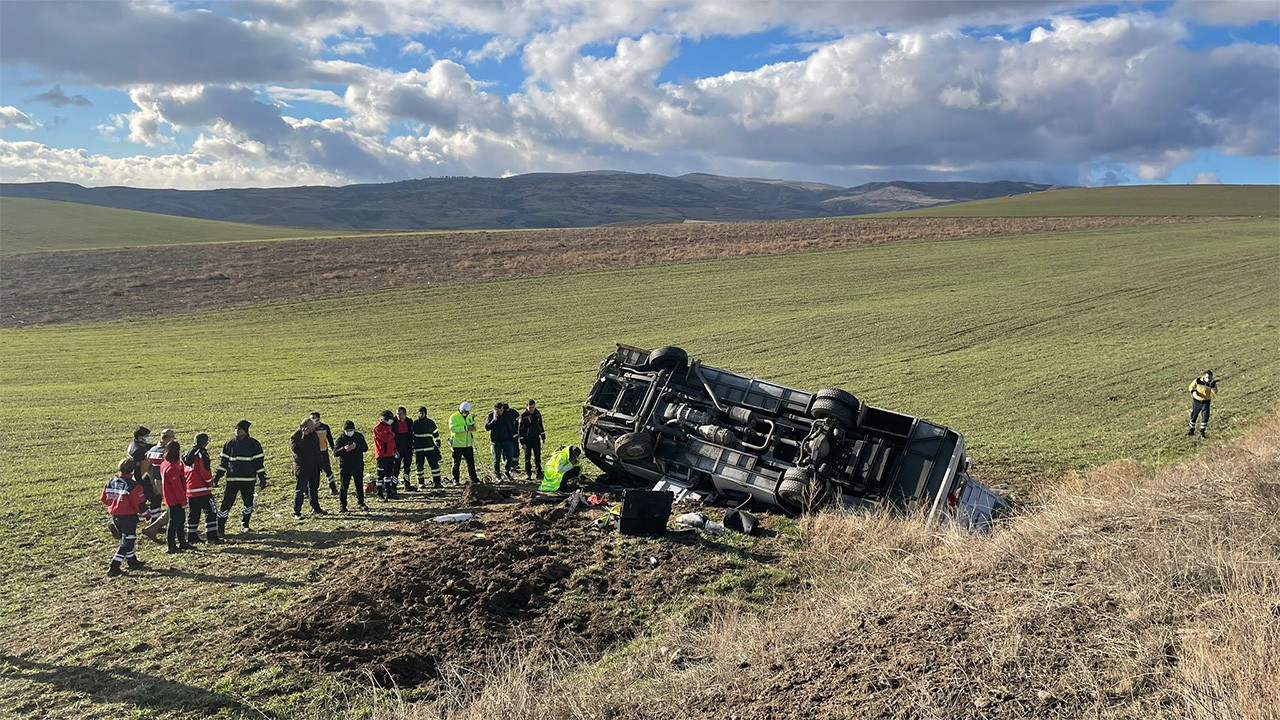 Amasya'da sporcu taşıyan midibüs devrildi: 1 ölü, 15 yaralı