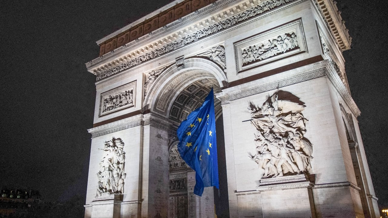 Paris'teki Zafer Takı'na asılan dev AB bayrağı Fransa'yı karıştırdı