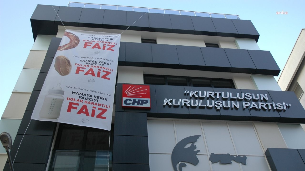 CHP'ye 'Faizciye dolar garantili faiz' pankartı asıldı