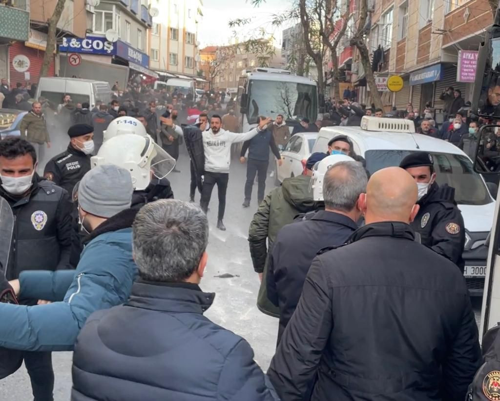 İstanbul'da polisten pazarcılara biber gazı - Sayfa 1
