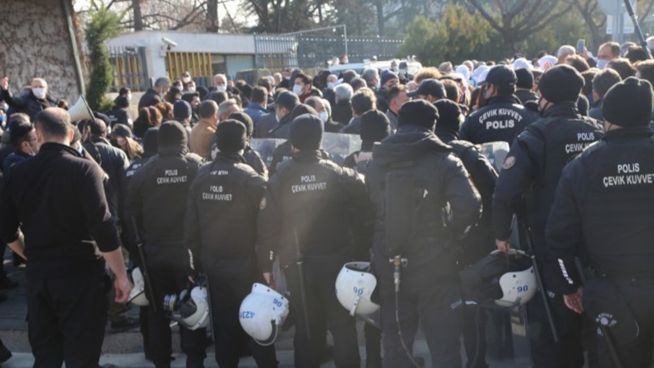 Adalet Bakanlığı’na yürümek isteyen tutuklu ailelerine polis saldırısı