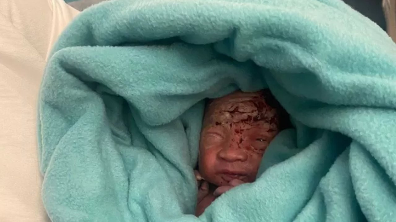 Morityus Havayolları uçağının tuvaletinde yeni doğmuş bebek bulundu