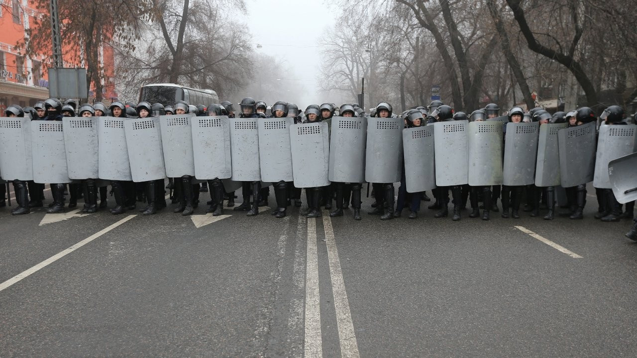 Kazakistan'da zam protestoları: Almatı'da eylemciler belediye binasına girdi