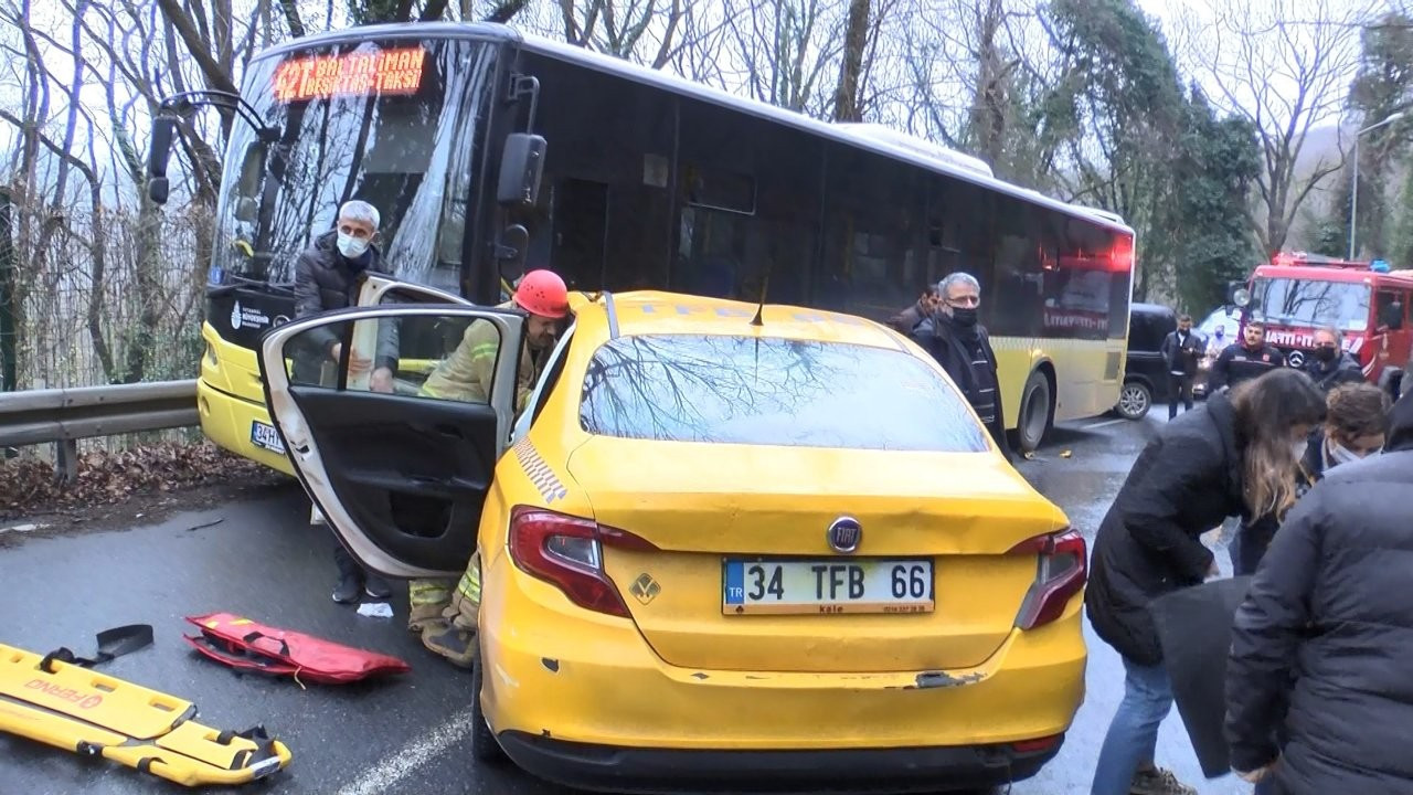 İstanbul'da taksi ve İETT otobüsü kafa kafaya çarpıştı