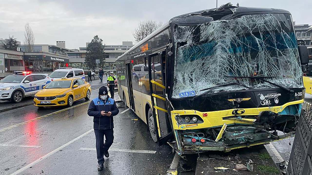 Fatih'te iki İETT otobüsü çarpıştı: 8 yolcu yaralandı