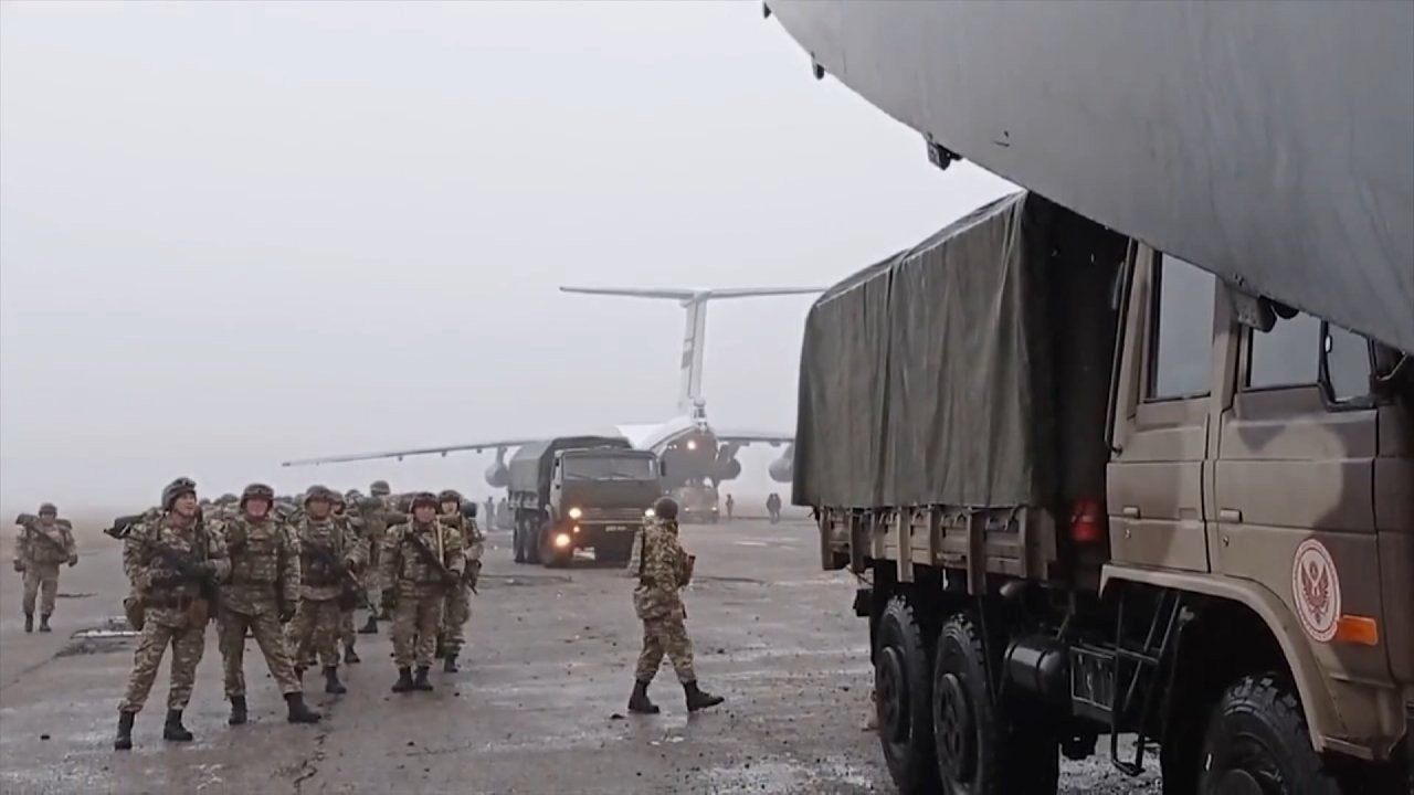Rusya, Kazakistan'a gönderilen kuvvetlerin görüntülerini paylaştı