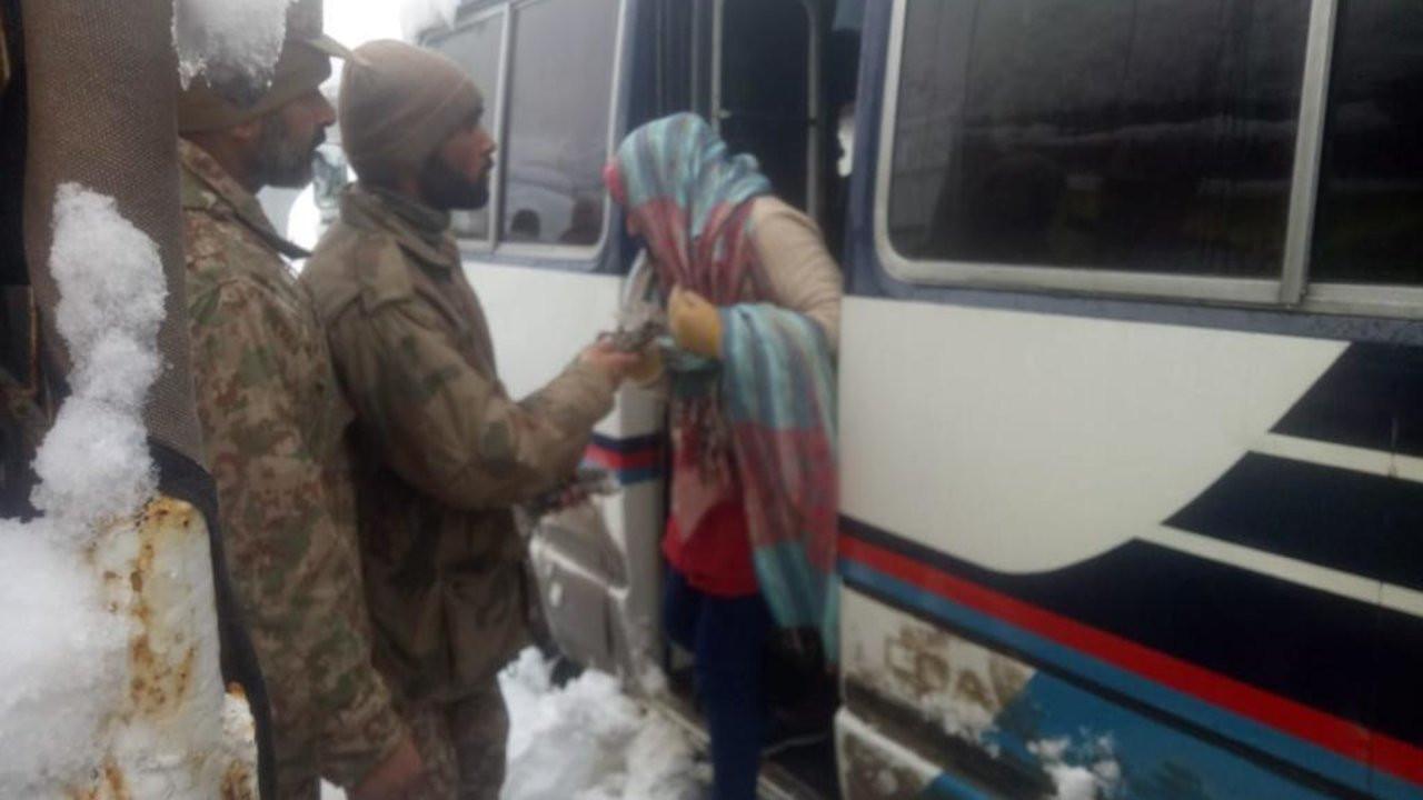 Pakistan'da yoğun kar yağışında mahsur kalan 21 kişi donarak öldü