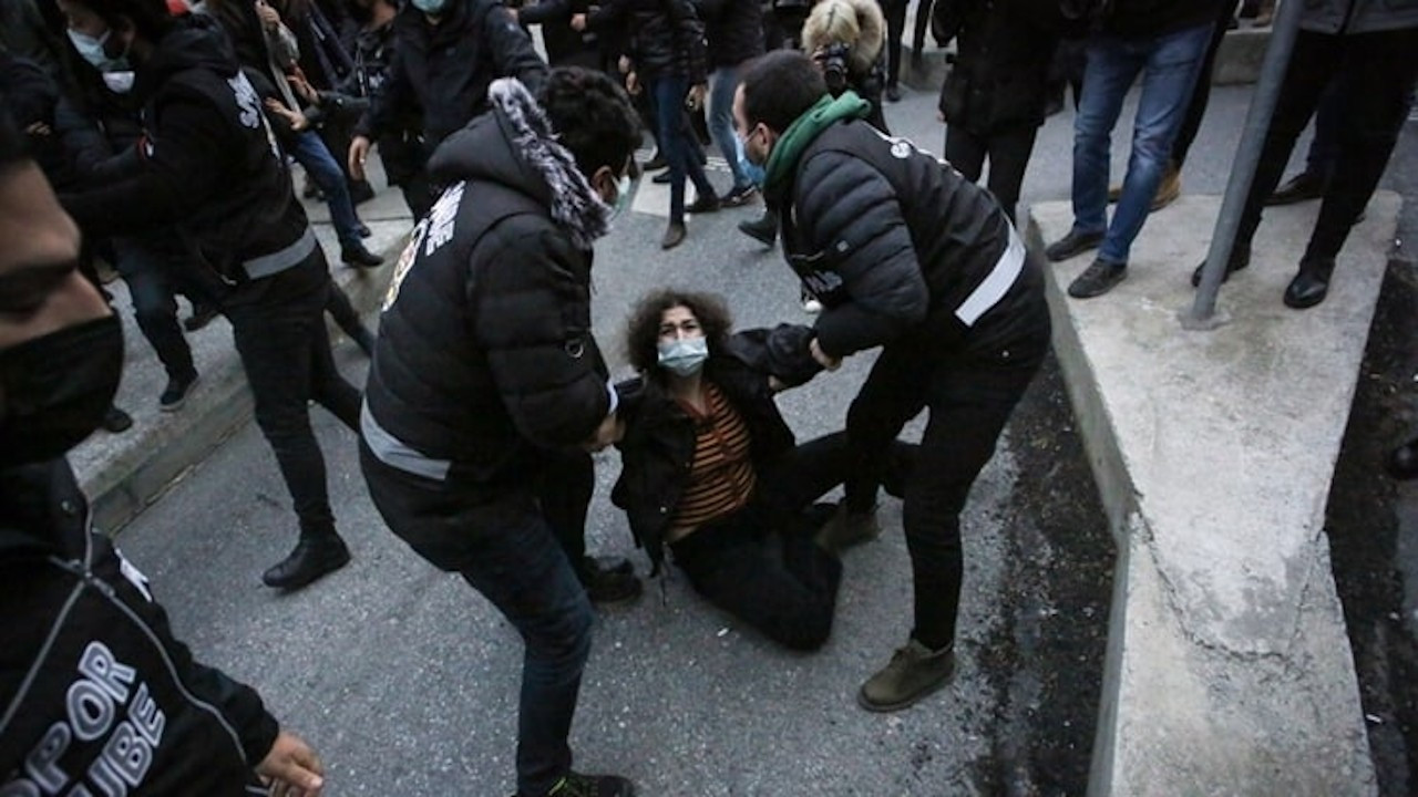 Boğaziçi protestoları davasında 5 öğrenci hakkında yakalama kararı