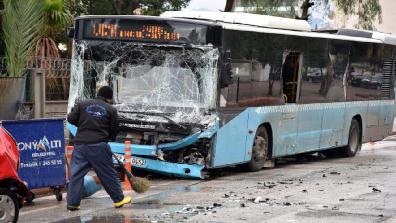 Halk otobüsü 9 araca çarptı: 'Aniden şahlanıp hızlandı'