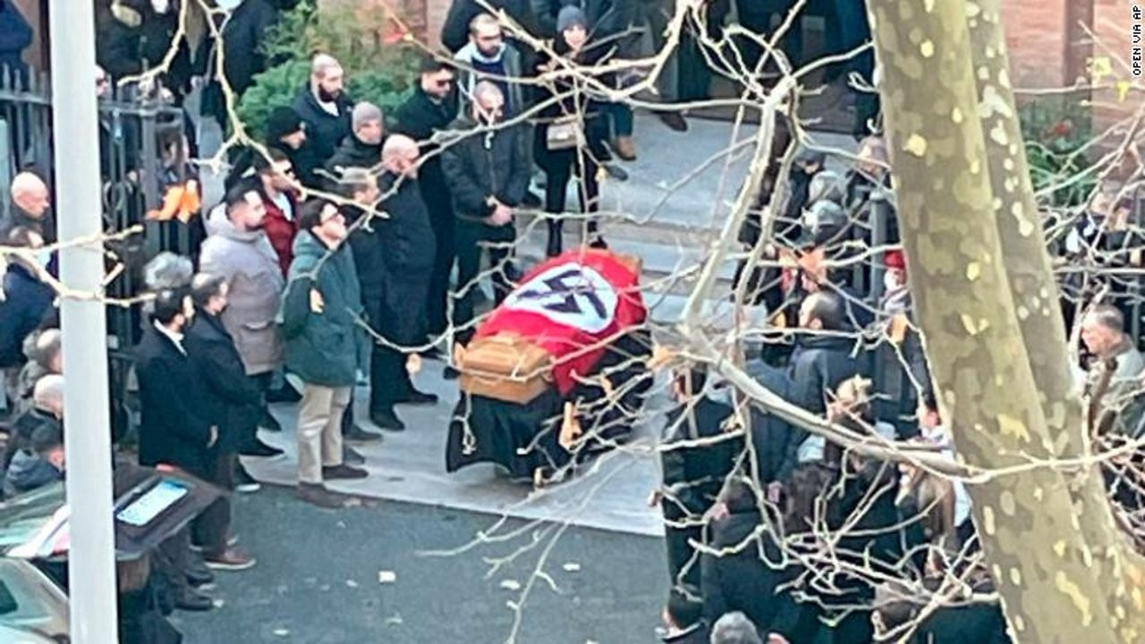Faşistlerin gövde gösterisi: Tabuta sarılı Nazi bayrağı İtalya'yı karıştırdı