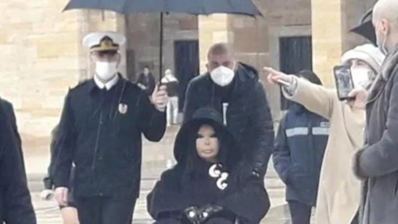 Bülent Ersoy'a şemsiye tutan subaya inceleme