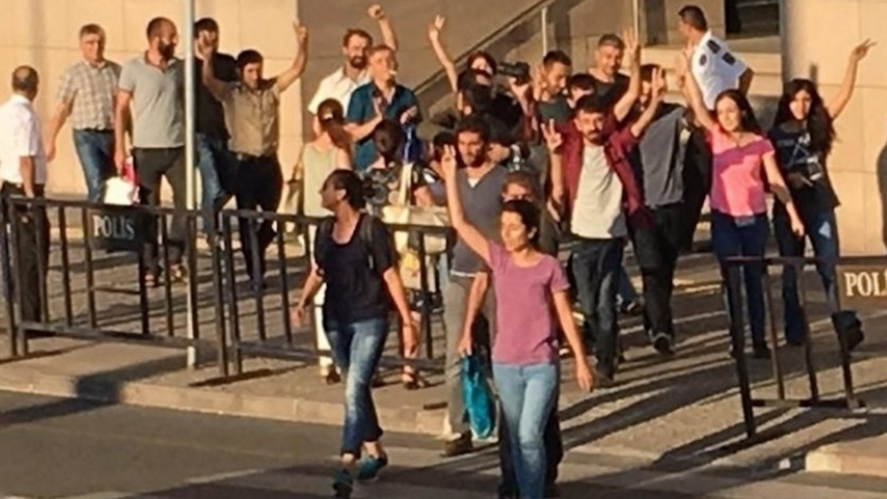 Özgür Gündem davasında 18 gazeteciye beraat