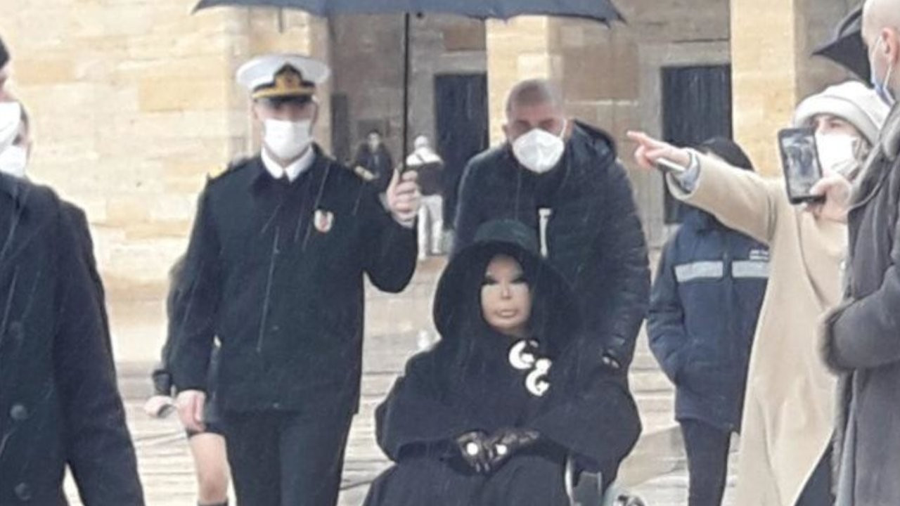 Bülent Ersoy'dan kendisine şemsiye tutan subay hakkında açıklama