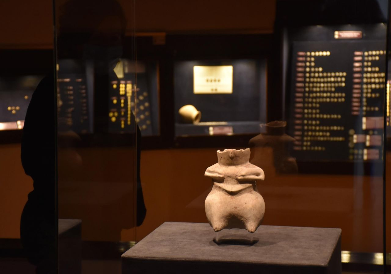 8 bin 200 yıllık kadın figürlü pişmiş toprak kap, İzmir Arkeoloji Müzesi'nde sergileniyor - Sayfa 1
