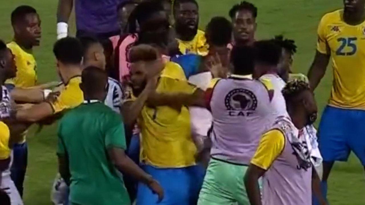 Afrika Uluslar Kupası'nda Tetteh'den Boupendza'ya yumruk