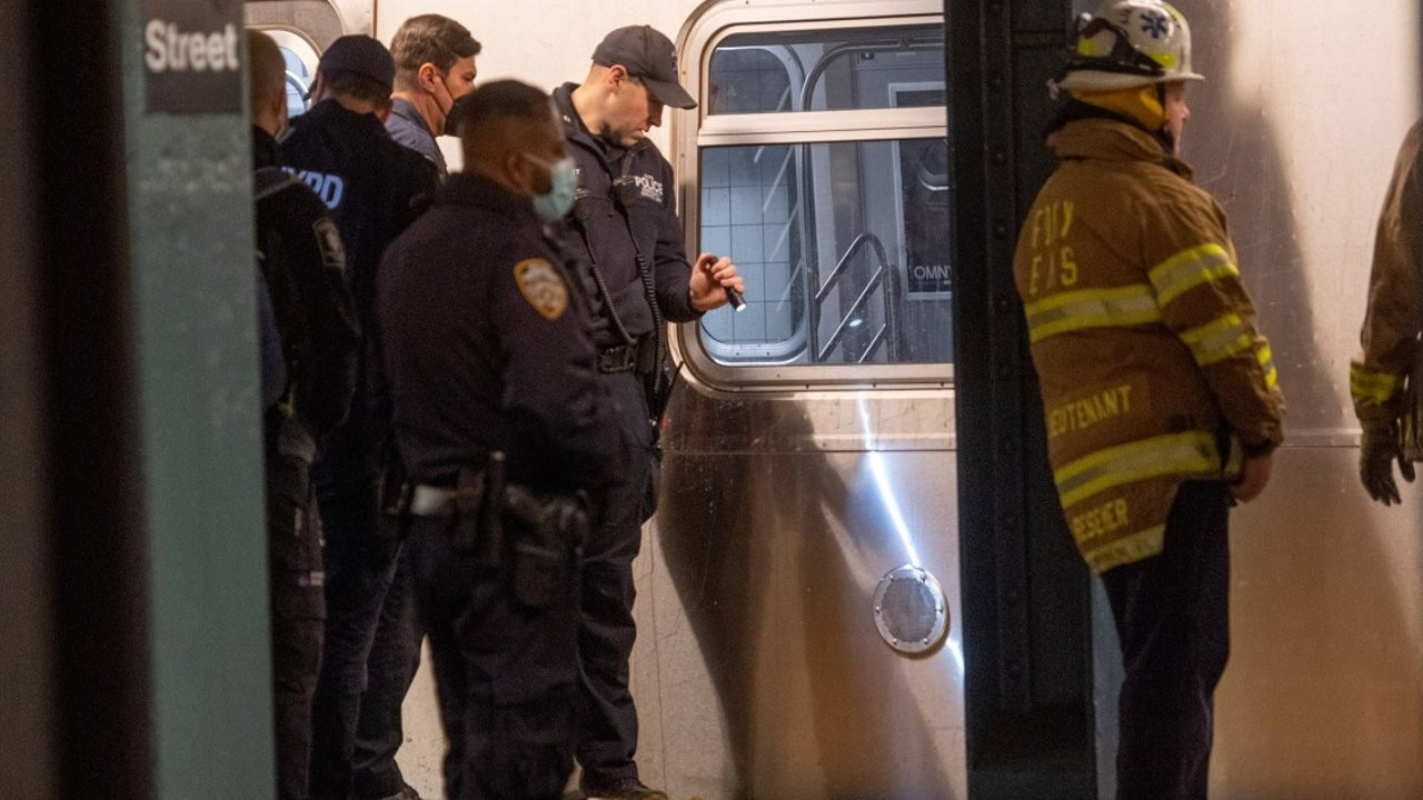 New York metrosunda cinayet: Bir kadın raylara itildi