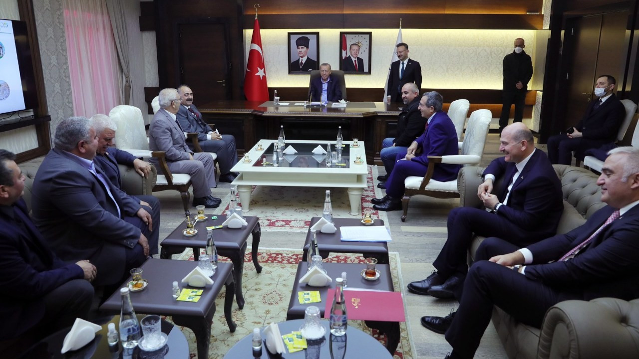 Cumhurbaşkanı Erdoğan, cemevi başkanları ve muhtarlarla görüştü