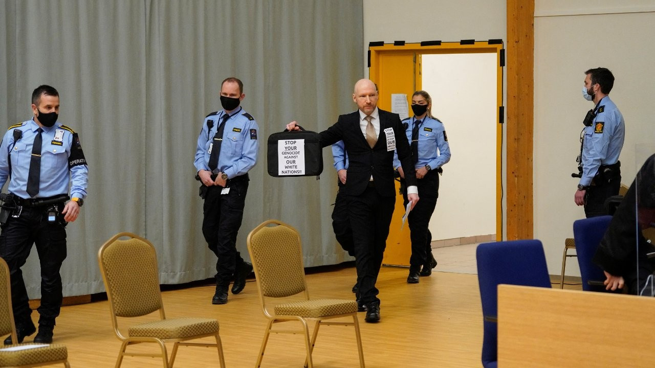 Breivik şartlı tahliye duruşmasına Nazi selamı ve ırkçı sloganlarla çıktı