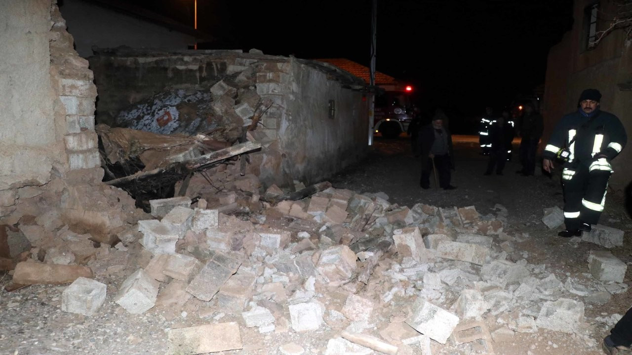 Kayseri'deki deprem hasara neden oldu