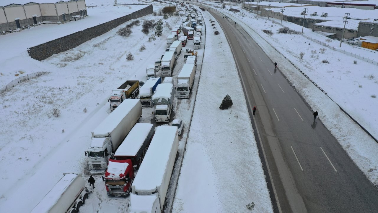 Antep'de belediye yetkilisi karda mahsur kalanları suçladı