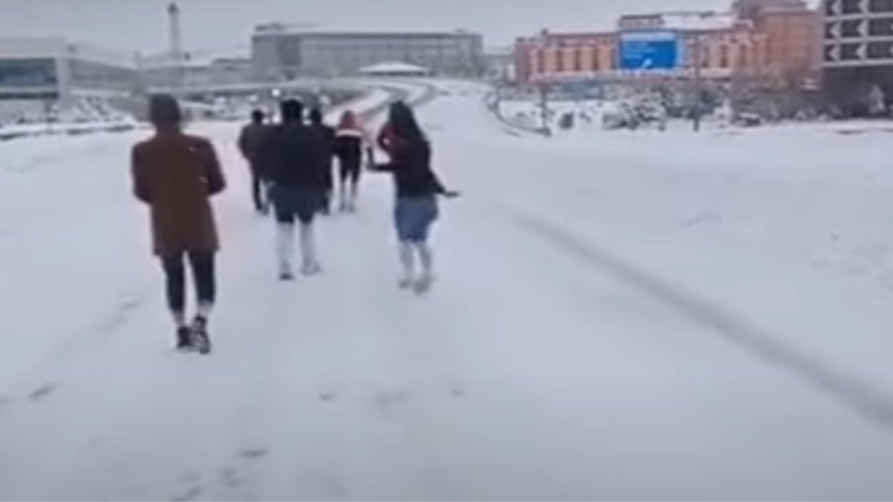 Antep'te 16 saat çalıştırılan işçiler kar altında eve yürüyerek gitti