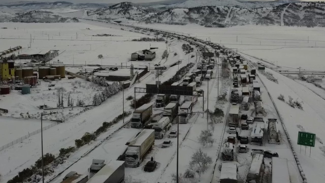 Antep'te yüzlerce araç yardım bekliyor: Karda esaretin fotoğrafları